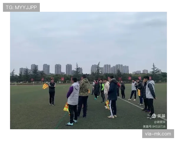 底线规则详解：何时判罚球门球与角球，裁判如何准确判定？